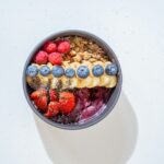 ‘Gut Health’의 재발견 — 장이 뇌를 지배한다 a bowl of cereal with milk and fruit