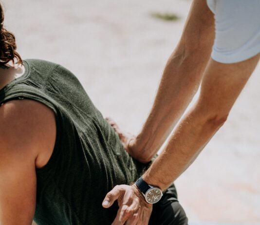 대체요법의 진화, 웰빙 트렌드 속 주목받는 건강 관리법 person pressing man back kneeling on blue towel