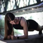 “늘 다이어트 중인데도 살이 안 빠져요”… 혹시 ‘근육 없는 체중감량’ 아닌가요? A woman in a black top is doing a push up