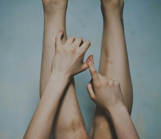 “손발이 늘 차고 저리네요”… 혈액순환 이상일 수 있습니다 two hands reaching up towards each other