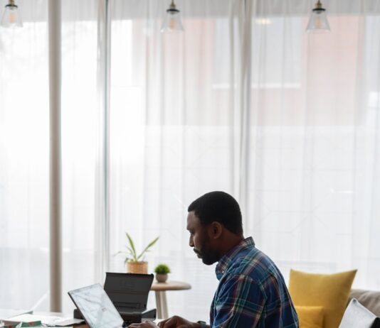하루 8시간 앉아있는 당신, ‘의자형 당뇨’가 다가온다 man in blue and white plaid dress shirt sitting on chair using laptop computer
