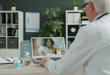 여성 건강관리, ‘스마트’하게 챙긴다…셀프케어와 디지털 헬스 트렌드 주목 Doctor consults with patient via video call.