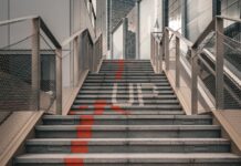 “출근길 만보 걷기”, 바쁜 직장인들의 새로운 건강 트렌드로 떠오르다 A set of stairs leading up to a building