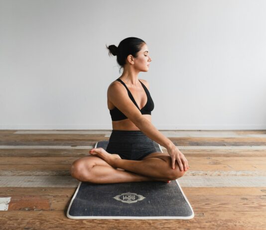 “웰니스 문화, 라이프스타일의 중심으로…나만의 건강 루틴이 트렌드” woman performing yoga