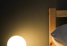 “슬리포노믹스” 시대, 건강한 수면이 당신의 성공을 결정한다 black digital alarm clock at 11 00