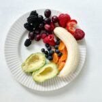 ‘마이크로 다이어트’ — 일상에서 티 안 나게 살 빼는 법 a white plate topped with fruits and vegetables