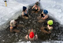 “냉찜질이 아니라 냉 플런지(Cold Plunge)로 스트레스를 날려요” A group of people sitting around a pool of water