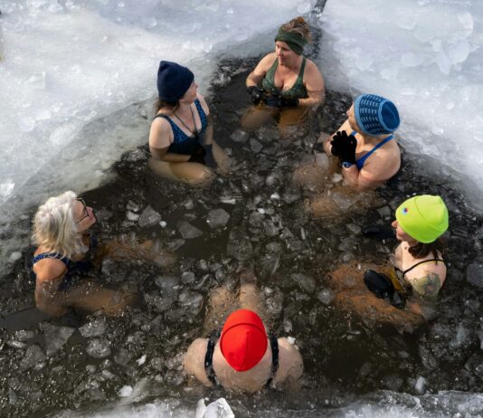 “냉찜질이 아니라 냉 플런지(Cold Plunge)로 스트레스를 날려요” A group of people sitting around a pool of water