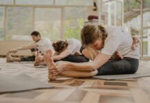 필라테스, 바쁜 일상 속 건강 지키는 새로운 습관으로 자리 잡아 a group of people doing yoga in a room