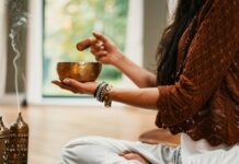 “나를 돌보는 시간이 진짜 트렌드”…한국형 웰니스 문화가 바꾸는 일상 woman in brown knit sweater holding brown ceramic cup