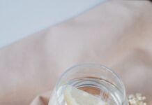 “100세 시대, 건강수명 지키는 디자인” 개인화 웰니스가 트렌드가 되다 clear glass jar with white liquid inside