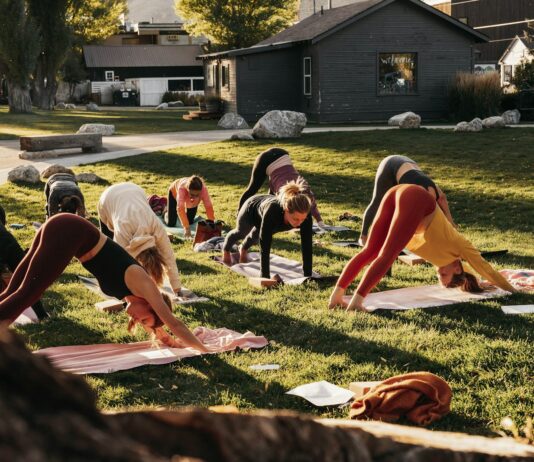“작은 변화로 지키는 여성 건강, 일상 속 실천법 집중 조명” a group of people doing yoga in the grass