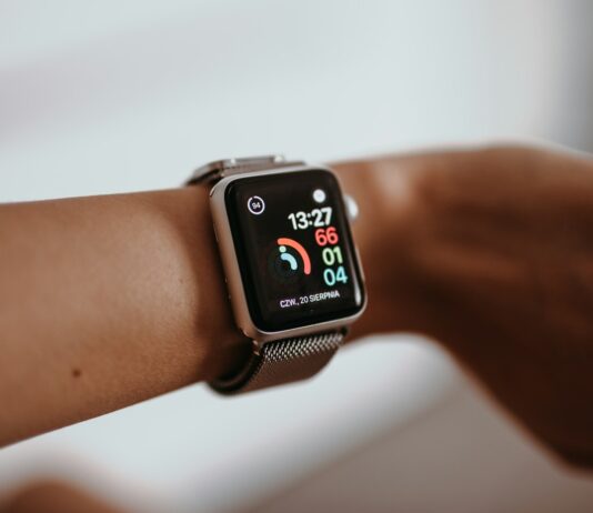 스마트워치, 작은 변화로 건강을 지키는 새로운 습관 만들기 silver aluminum case apple watch with white nike sport band