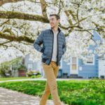 똑똑하게 건강 챙기는 ‘마음 챙김 걷기’, 일상 속 실천법 인기 man in blue jacket standing on pathway during daytime