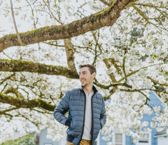 똑똑하게 건강 챙기는 ‘마음 챙김 걷기’, 일상 속 실천법 인기 man in blue jacket standing on pathway during daytime
