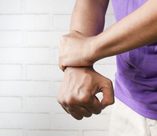 눈에 보이지 않는 ‘미세 염증’이 일상 컨디션을 조용히 바꾸는 방식 person holding hands of another person