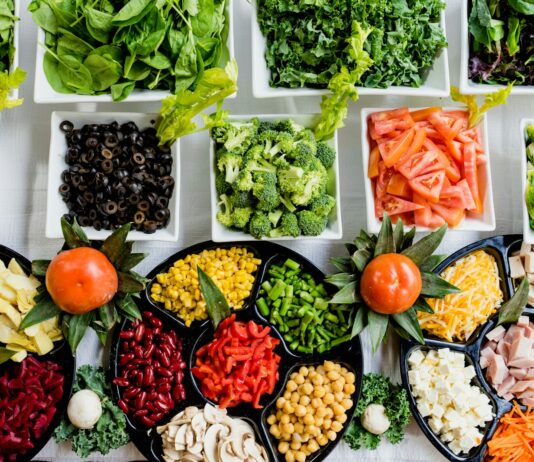 건강한 식단, 일상 속 작지만 확실한 변화가 트렌드 macro shot of vegetable lot