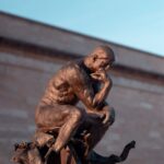 “생각하는 근육”을 단련하다… 일상에서 실천하는 뇌건강 루틴 The thinker sculpture poses thoughtfully.