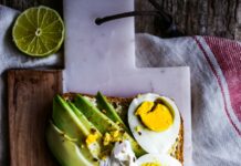 “근육, 일상 속에서 챙기는 건강의 열쇠… 실천 가능한 루틴 주목” a plate of food