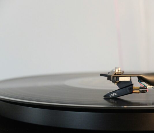 ‘슬리포노믹스’ 시대, 우리 집 수면 생활도 리셋할 때 round black vinyl disc on vinyl player