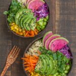 ‘마음챙김 식사법’, 바쁜 일상 속 건강을 지키는 새로운 트렌드 A couple of bowls filled with different types of food