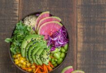 ‘마음챙김 식사법’, 바쁜 일상 속 건강을 지키는 새로운 트렌드 A couple of bowls filled with different types of food