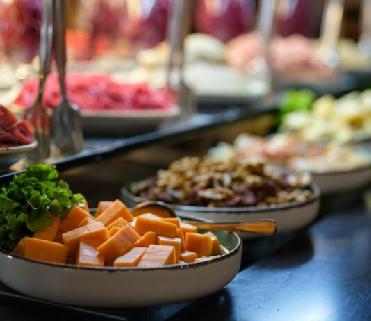 현대인의 건강 파트너, 똑똑한 영양제 섭취법과 식단 관리법 a table is filled with food