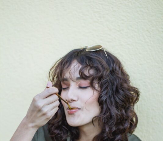 바쁜 일상 속 ‘마음 챙김 식사’, 건강과 만족 동시에 챙긴다 a woman holding a pink bowl of food