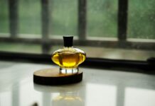 “대체요법, 어떻게 일상에 스며들고 있나…쉬운 실천 팁과 함께 살펴보기” yellow clear fragrance bottle