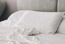 마음 건강 챙기기, 일상 속 작은 변화부터 시작하세요 A rumpled white bed with pillows