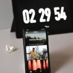 “마음도 운동이 필요하다”… 일상 속 정신건강 지키는 새로운 트렌드 a cell phone sitting on top of a table next to a clock