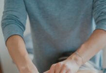 일상 속 스며드는 웰니스, 건강한 삶을 위한 새로운 문화로 자리 잡다 man massaging woman's body