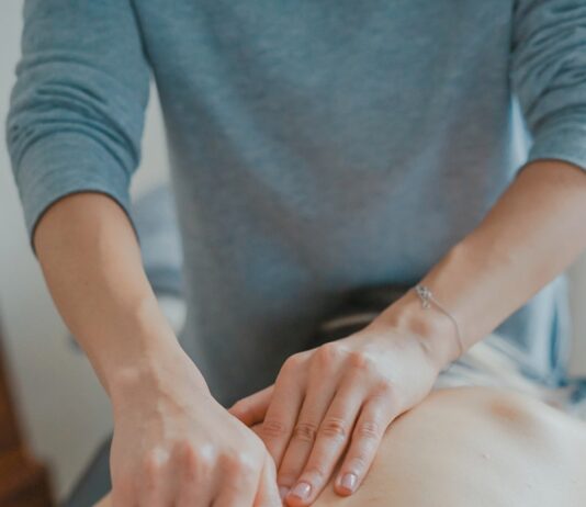 일상 속 스며드는 웰니스, 건강한 삶을 위한 새로운 문화로 자리 잡다 man massaging woman's body