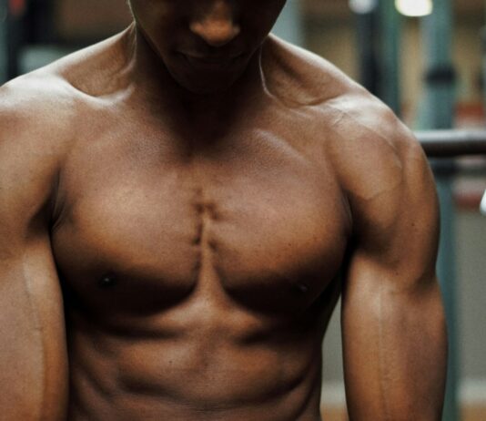 근육, 건강한 일상의 든든한 힘… 생활 속 근육 관리법 주목 topless man with black beard