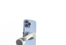 우리 곁에 가까워진 AI 건강 관리, 일상 속 스마트 활용법 a silver robot with a gun