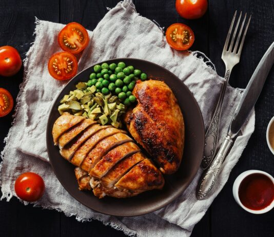 ‘근육 건강’이 일상 트렌드로… 바쁜 현대인을 위한 실천 전략 a plate of food