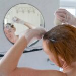 ‘나만의 건강한 헤어 루틴’…머릿결을 지키는 생활 속 변화가 부른 신(新) 트렌드 a person washing the hands