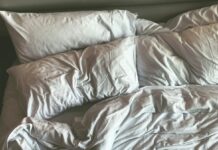 바쁜 일상 속 마음 건강 챙기기, 작지만 큰 변화에서 시작하세요 a bed with a white sheet