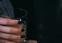 일상 속 영양과 보충제, 스마트하게 챙기는 건강 루틴 a person holding a glass of beer