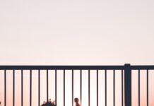 일상 속 ‘느린 운동법’의 부상: 고강도 대신 지속 가능한 움직임 silhouette of person walking on roadside during sunset