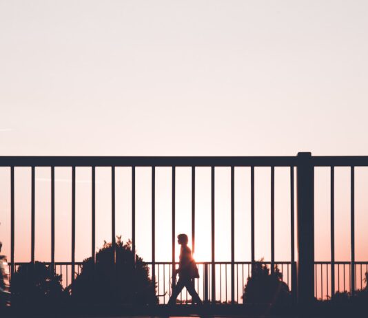 일상 속 ‘느린 운동법’의 부상: 고강도 대신 지속 가능한 움직임 silhouette of person walking on roadside during sunset
