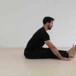 바쁜 직장인, 건강 트렌드로 일상 활력 찾기 a man sitting on the floor in a white room