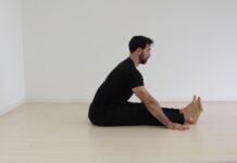 바쁜 직장인, 건강 트렌드로 일상 활력 찾기 a man sitting on the floor in a white room