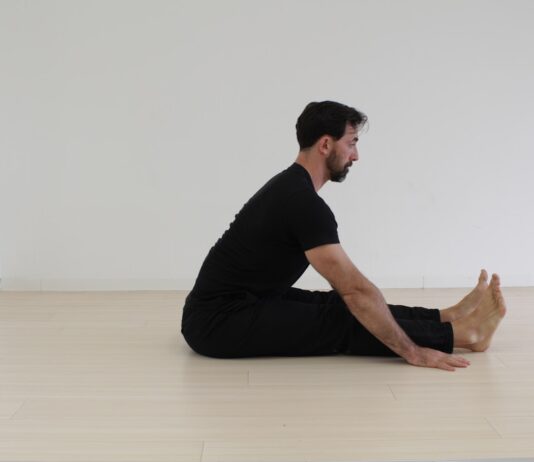 바쁜 직장인, 건강 트렌드로 일상 활력 찾기 a man sitting on the floor in a white room