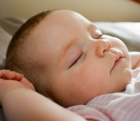 “잘 자야 잘 산다”… 달라진 수면 습관, 건강 트렌드로 자리잡아 sleeping baby on gray cushion