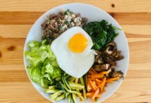 ‘균형잡힌 식단’, 실천하는 건강한 한 끼의 비밀은? egg on white ceramic plate