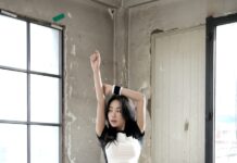 집에서도 시작하는 유연성 관리, 내 몸에 맞춘 스트레칭 루틴 주목 woman in white shirt and black leggings standing near window