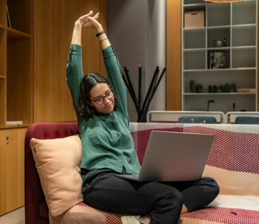 “책상 앞 건강 지키기…직장인의 똑똑한 습관이 달라진다” a woman sitting on a couch using a laptop