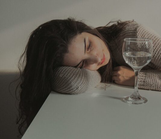 만성피로, 내 일상에 스며든 ‘지속적인 피로’… 생활 속 작은 변화로 돌파구 찾기 woman in gray knit cap and gray knit cap