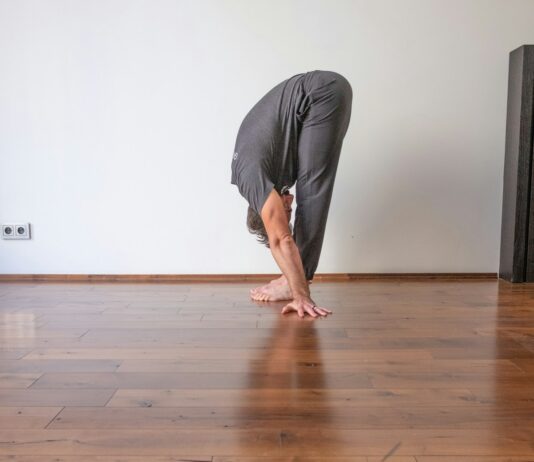 “대체요법, 나만의 건강 루틴 속으로…실생활 활용법 주목” a man doing a handstand on a hard wood floor